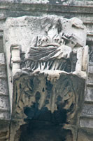 Reliëf van een zittende god op de Boog van Janus in Rome
