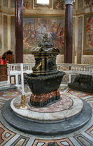 De doopvont in het Lateraans Baptisterium te Rome