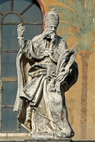 Statue auf dem Portikus der Santa Maria in Trastevere, Rome