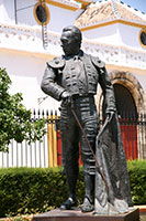 Plaza de Toros de la Maestranza - достопримечательности Севильи Statue of Curro Romero, Plaza de Toros, Seville