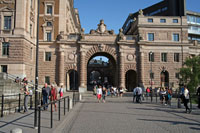 Arches connecting the old parliament with the old national bank building