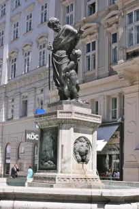 Josefsbrunnen, Graben