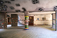 Bunte Säulen tragen das Hundertwasserhaus in Wien